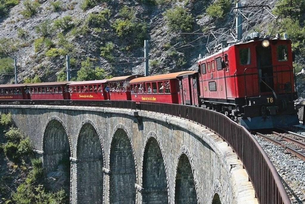 Gite Au Printemps Japonais, Petit Train De La Mure, Parc Des Ecrins Pierre-Chatel Esterno foto
